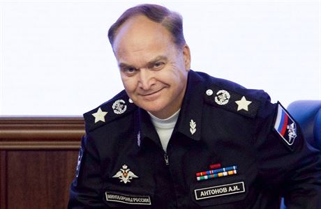 Anatolij Antonov jet jako námstek ruského ministra obrany Sergeje ojgu v...