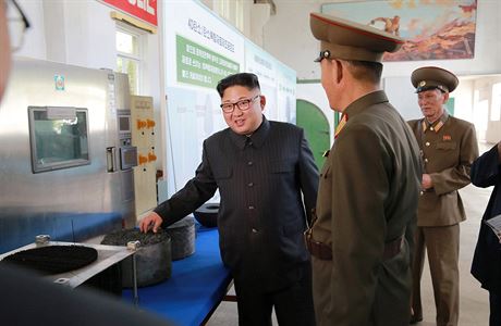 Severokorejsk vdce Kim ong-un pi nvtv Akademie obrannch studi s...