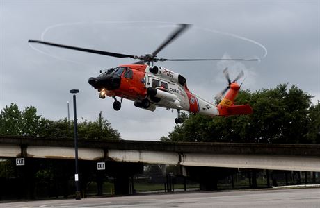 Vrtulnk Poben stre pistv se zachrnnmi lidmi v Houstonu.