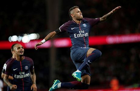 Neymar se raduje z gólu do sít Toulouse.