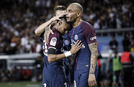 Neymar a Layvin Kurzawa se raduj z glu do st Toulouse.