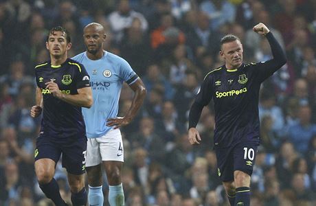 Wayne Rooney se raduje z gólu do sít Manchesteru City