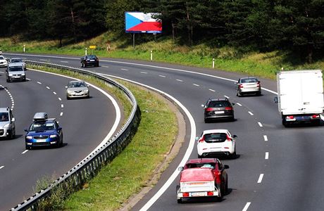 Billboard s eskou vlajkou u dálnice D5 u Berouna.