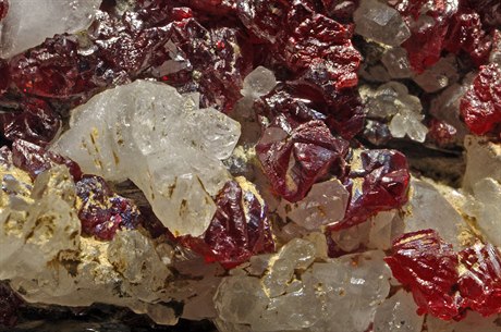Červené krystaly minerálu cinabaritu (rumělky)
