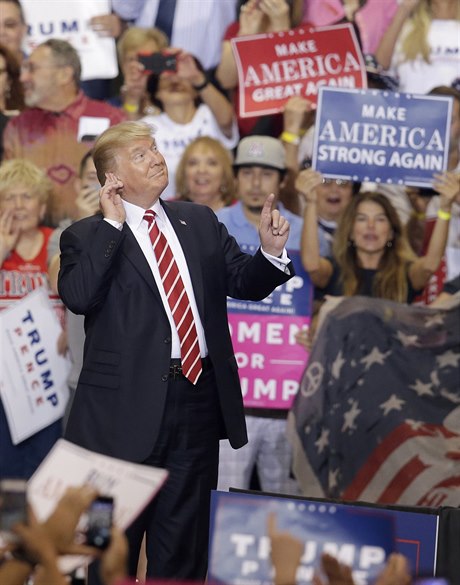 Donald Trump na mítinku v Phoenixu