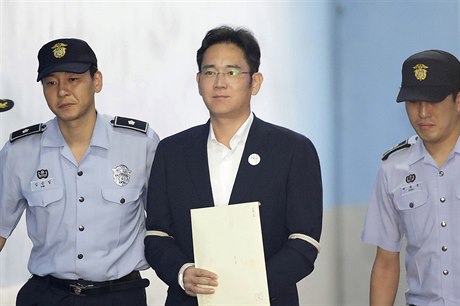 Dědic konglomerátu Samsung I Če-jong v doprovodu policie.