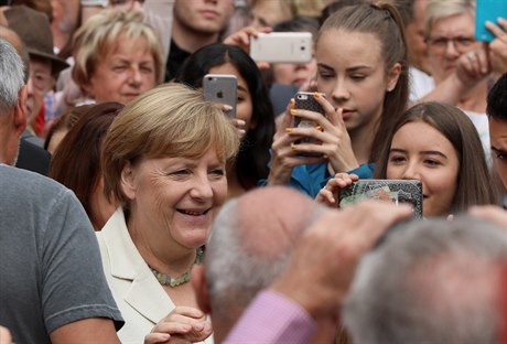 Angela Merkelová mezi svými píznivci a volii.