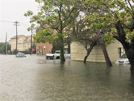 Z hurikánu Harvey se stala tropická boue, ta ohrouje Texas záplavami.