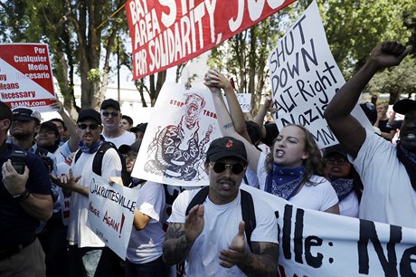 Demonstranté pokikující slogany na protestestech v Berkeley.