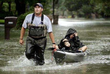 Lidé z Houstonu jsou evakuováni.