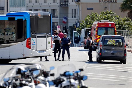 Francouzská policie vyetuje na autobusové zastávce v Marseille, do ní najel...