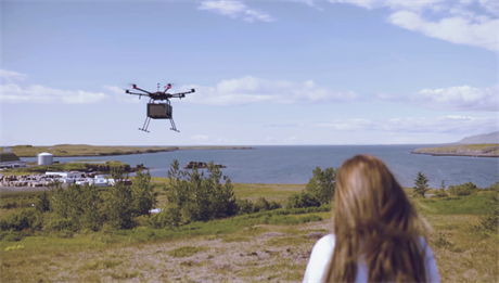 Dron doruující jídlo v islandském Reykjavíku.