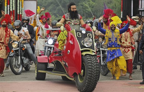 Indický guru, který sám sebe nazývá Dr. Saint Gurmeet Singh Ram Rahim Insan na...