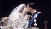 Slavný polibek prince Charlese a princezny Diany na balkoně Buckinghamského...