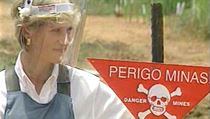 V lednu 1997 navtvila princezna minov pole v Angole v rmci kampan za...