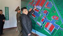 Severokorejsk vdce Kim ong-un pi nvtv Akademie obrannch studi.