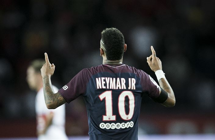 Neymar se raduje z gólu.