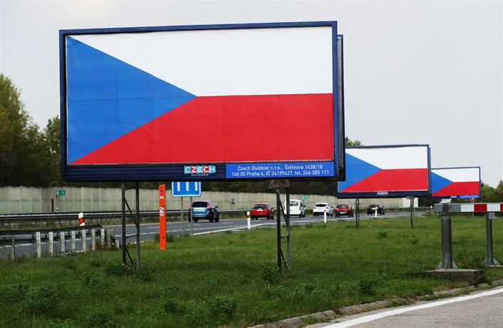 Billboard s eskou vlajkou u dálnice D5 u Berouna.