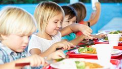 Oběd je grunt. Jak se stravují děti a proč jsou důležité školní jídelny?