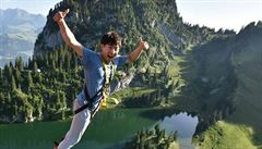 Srovnání snese snad už jen bungee jumping z kabinové lanovky u hory Stockhorn,...
