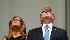 Prezident Trump s manelkou Melanií pozorují zatmní Slunce