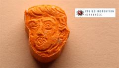 Německá policie zabavila tisíce oranžových tabletek extáze s Trumpovým obličejem