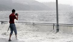 Tajfun udeil na pevninu 60 kilometr od Hongkongu.