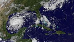 Hurikán Harvey na satelitních snímcích.