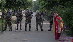 Oblíbený indický guru byl usvědčen ze znásilnění, nepokojům brání tisíce vojáků