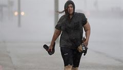 ena kráí po moské hrázi v Galvestonu v Texasu.