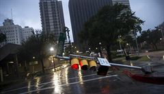 Poniený semafor blokuje ulici v Texasu, zasaeném hurikánem.