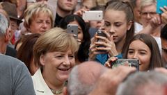 Němci jsou zajatci spokojenosti, Merkelová je ochraňuje, míní germanista