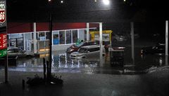 Automobily zaplavené u erpací stanice.