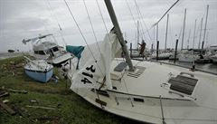 Lod zniení hurikánem na behu v Port Lavaca v Texasu.
