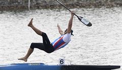 Vítz Josef Dostál skáe z lodi po závod.