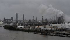 Nebezpeí hrozí ropné refinerii, kterou potopa obklopila vodou.