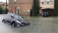 Napl zatopené auto oputné na ulici.