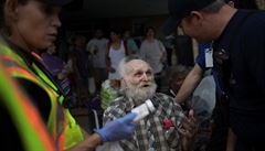 Zdravotníci pomáhají evakuovat mue, který v Rockportu piel o domov.