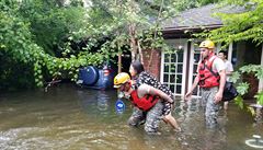 Národní garda pomáhá evakuovat zatopené oblasti.
