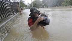 Obyvatel Houstonu se brodí v záplavové vod.