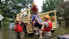 Národní garda pomáhá s evakuací nejhe zaplavených oblastí.
