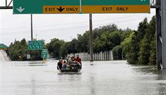 Zachránní obyvatelé Houstonu se plaví po zatopené dálnici.