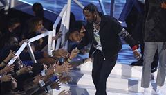 Kendrick Lamar se na pódiu potkává s fanouky pi obdrení cen MTV.