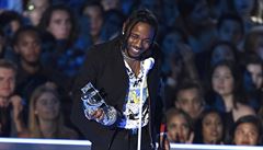 Kendrick Lamar pi pevzetí ceny na MTV 2017.