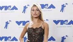 Hailey Baldwin pouje na cenách MTV 2017.