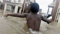 Jayveon Murphy, 10, se snaí dostat skrze povodovou vodu, kterou zpsobil...