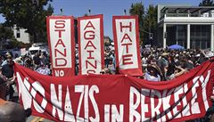Demonstranté v Berkeley pochodující s transparenty.