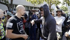 Demonstrant Johnny Benitez, nalevo, dohadující se s neznámým demonstrantem...