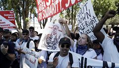 Demonstranté pokřikující slogany na protestestech v Berkeley. | na serveru Lidovky.cz | aktuální zprávy