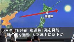Lidé se o severokorejské raket dozvídali i z obrazovek na ulici.